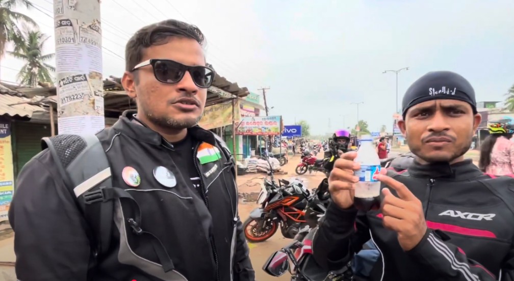 image of odia nana and his friends at a tiffin center