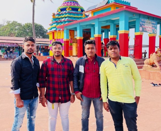Image of Odia Nana with his friends