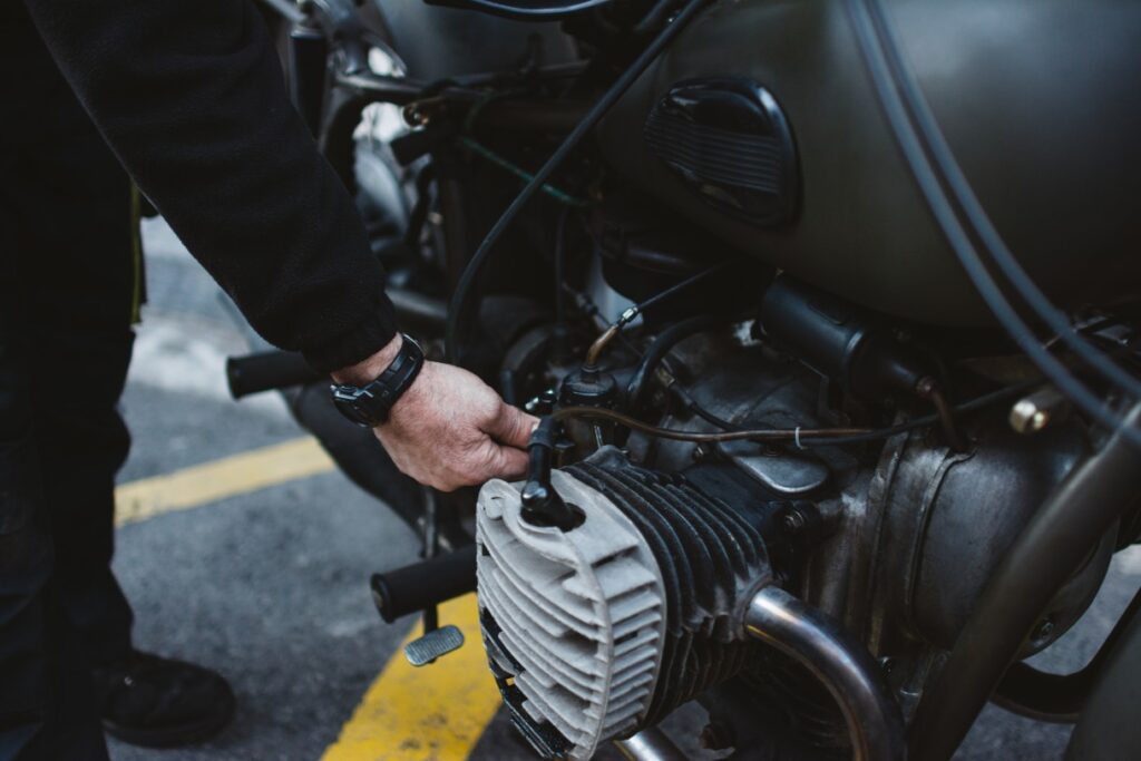 Image of a bike changing engine oil
